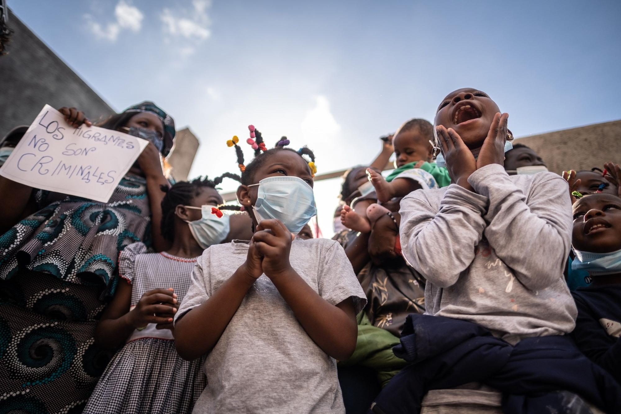 Concentración de migrantes ante la antigua prisión Tenerife I.