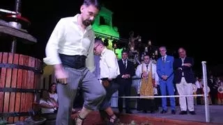 La pisa de la uva en Montilla congrega a cientos de vecinos en la Plaza de La Merced