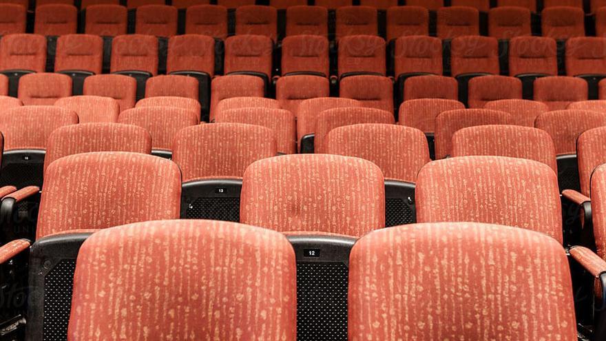 Una sala de teatro y conciertos, vacía.