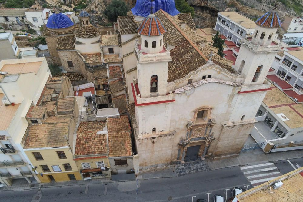 Imágenes de los campanarios de Santiago el Mayor, Catedral y Nuestra Señora de Monserrate en Orihuela y San Martín de Callosa. El Consell ha protegido como BIC sus campanas góticas.