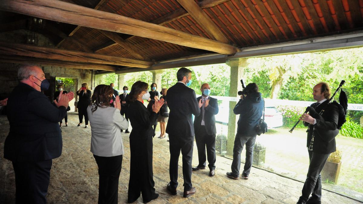 El gaiteiro Óscar Ibáñez interpretó el himno del antiguo Reino de Galicia