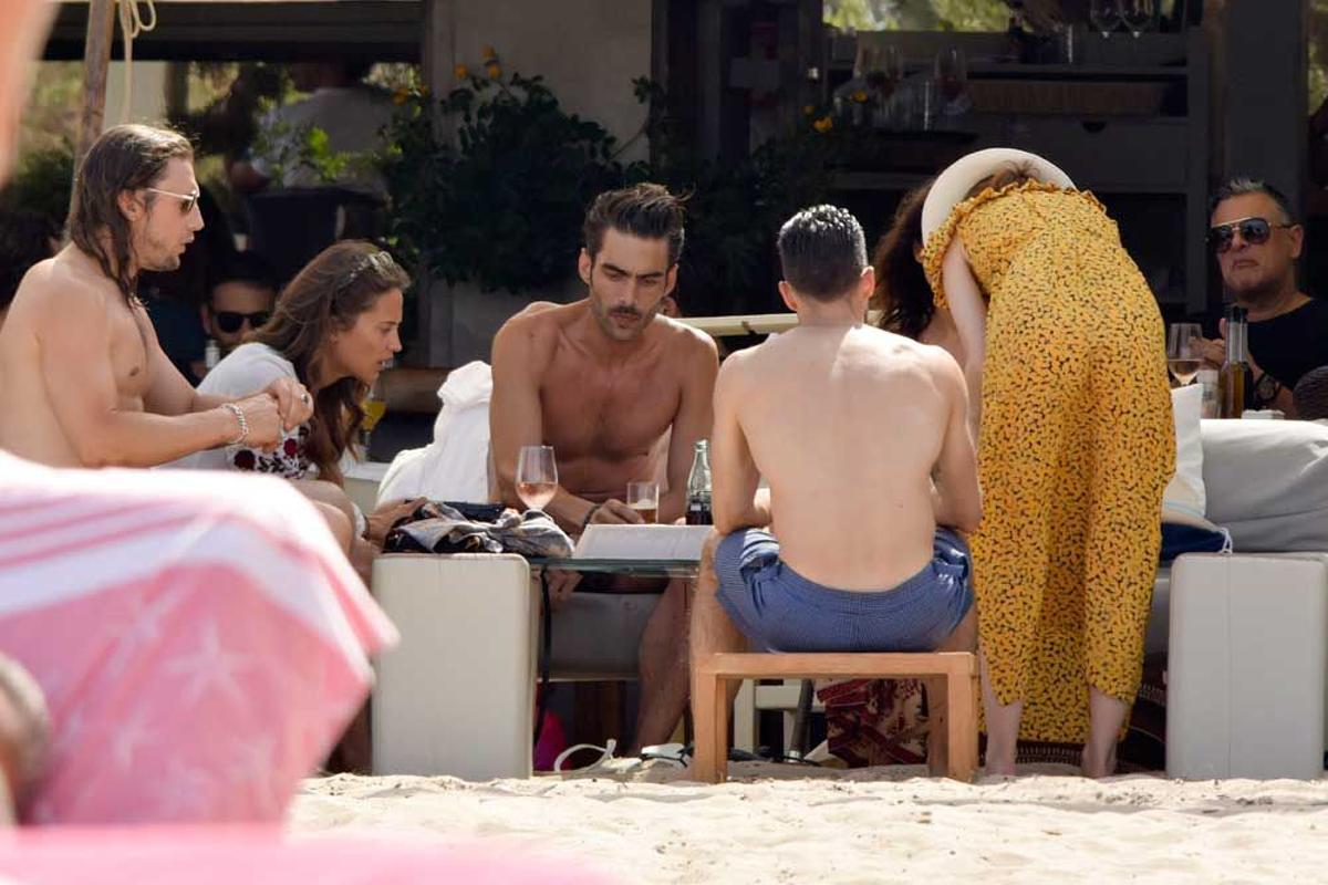 Alicia Vikander y Jon Kortajarena nos sorprenden con su amistad en Ibiza