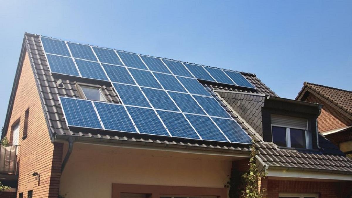 Panel solar en una vivienda.