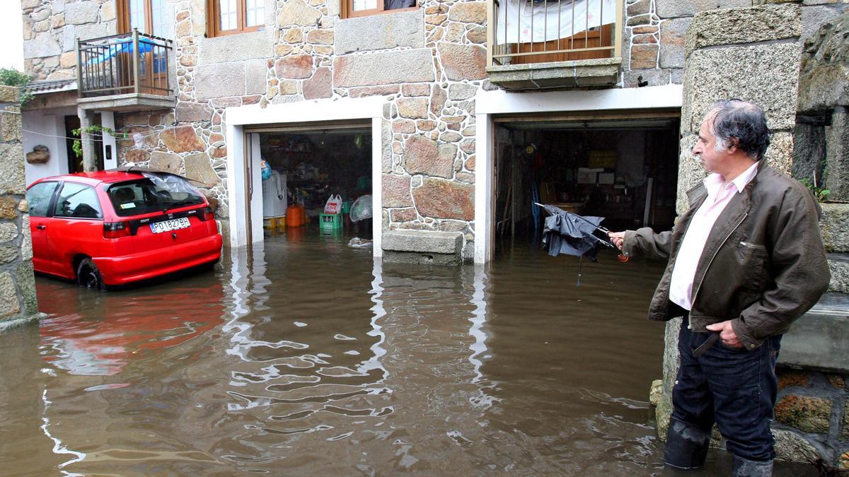 Inundación de una casa de Sabarís tras el desbordamiento del río Groba. / Marta G. Brea