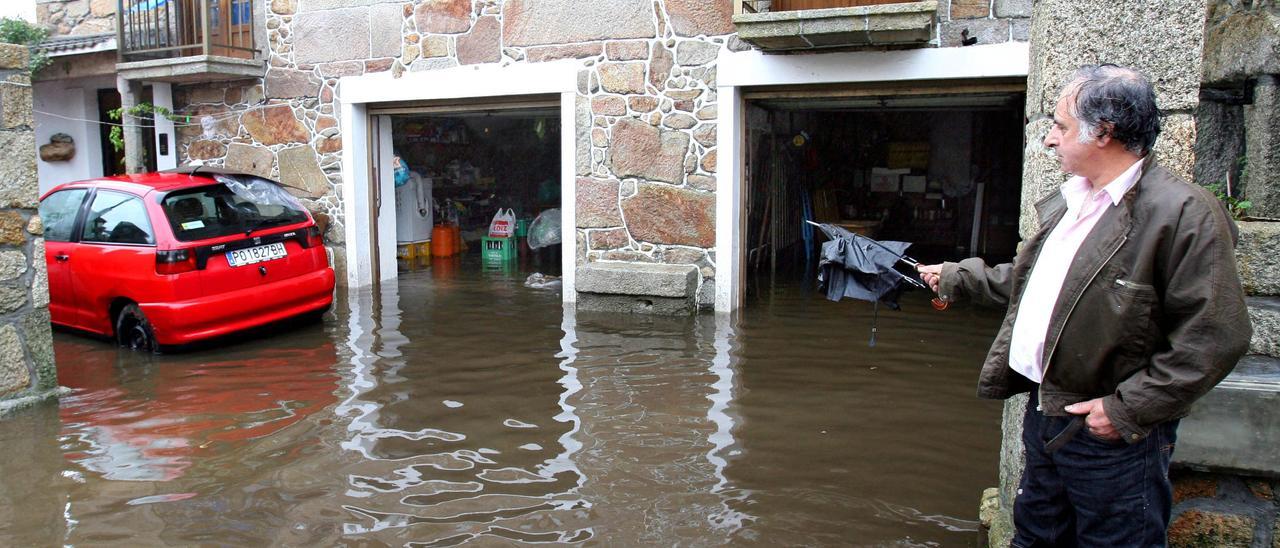 Inundación de una casa de Sabarís tras el desbordamiento del río Groba. / Marta G. Brea