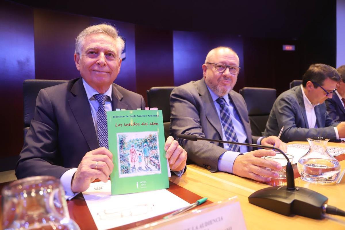 Sáncehz Zamorano sostiene su libro junto a Manuel Torralbo.