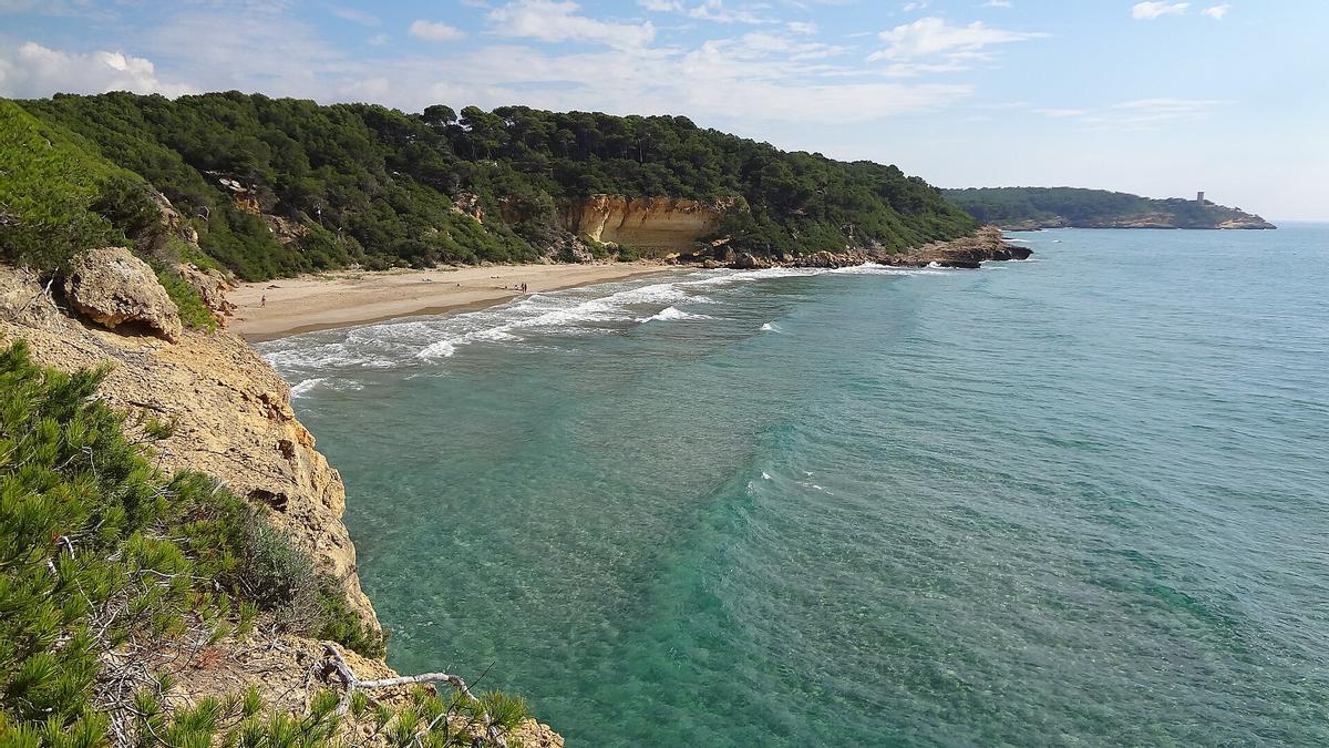 Cala Fonda no es una playa que se descubra por casualidad