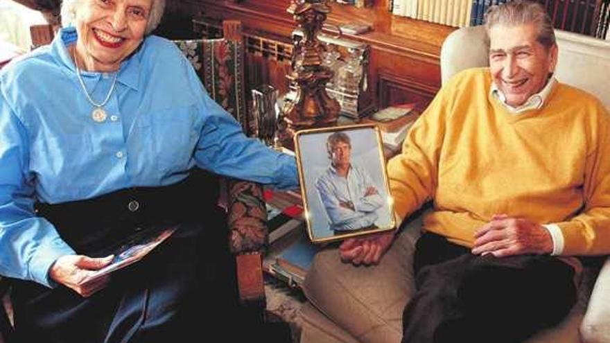 Imagen de archivo de hace dos años de Silvia Ripamonti y Emilio Pellegrini, padres de Manuel Pellegrini, con una foto de su hijo.