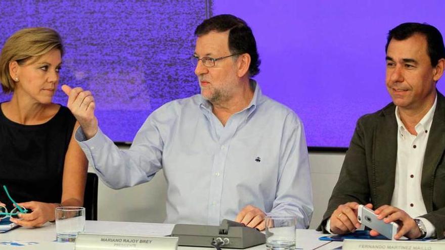 Rajoy, flanqueado por la secretaria general del PP, Dolores de Cospedal, y el vicesecretario de organización, Fernando Martínez-Maillo.