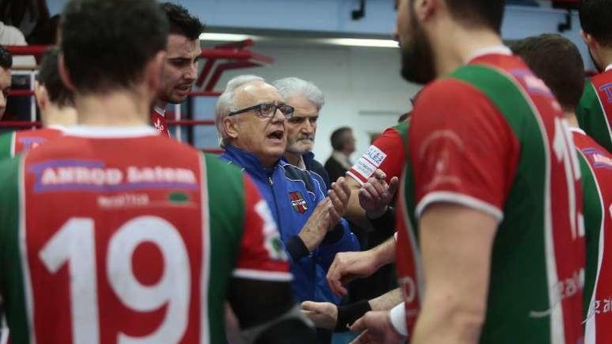 Teixeira habla con sus jugadores durante un partido. // Adrián Irago