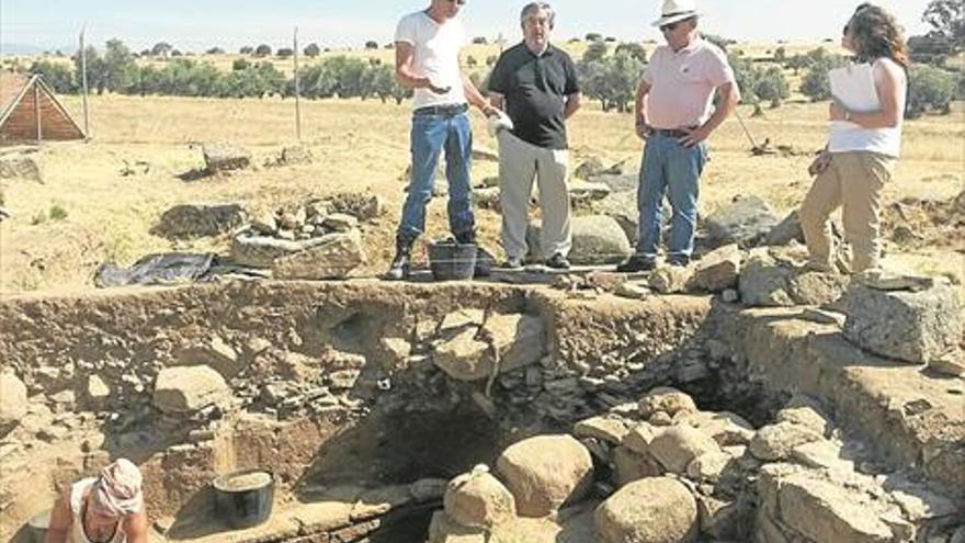 El delegado de Cultura visita las tareas en el yacimiento La Losilla