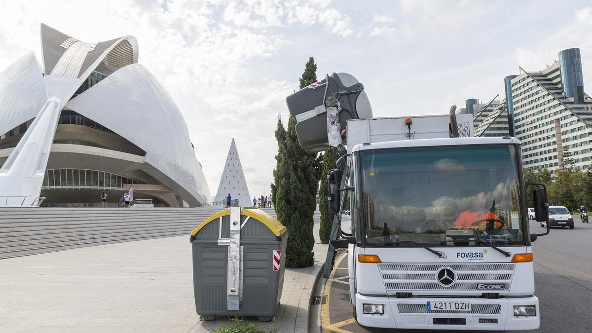 Servicios de recogida de residuos y de baldeo de calles que realizan las compañías Fobesa y Fovasa Medioambiente, ambas de GrupoGimeno, en distintos puntos de la ciudad de València.