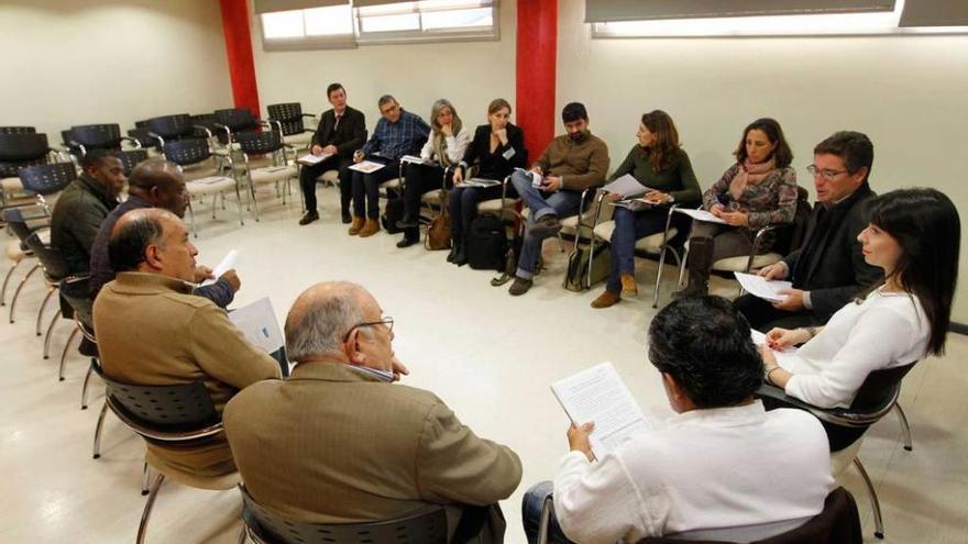 La reunión de Compromiso Asturias XXI con representantes de colectivos de inmigrantes.