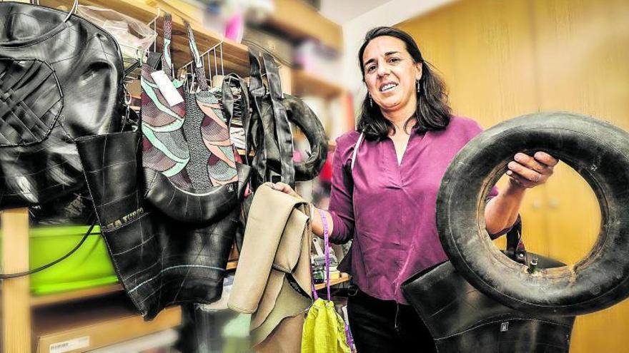 Marcel·la Payá muestra en su taller de Muro algunos de los bolsos que elabora con el caucho procedente de neumáticos usados.