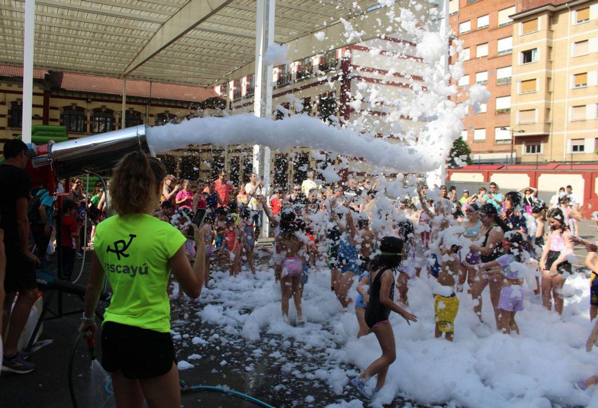 Niños disfrutando en la fiesta de fin de curso del Liceo Mierense. | A. VELASCO