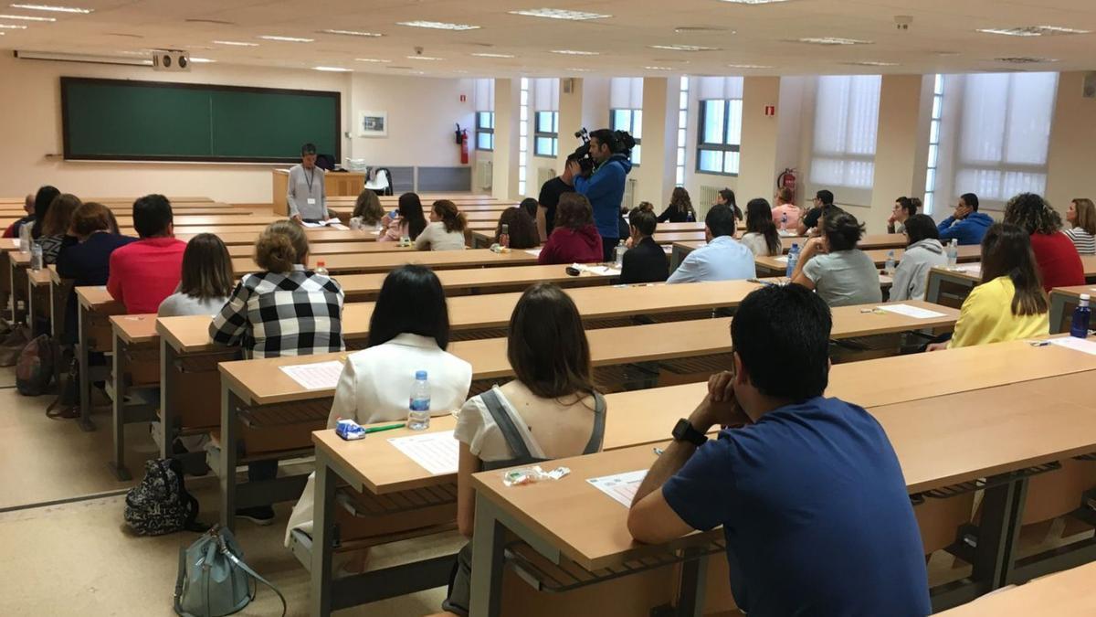 Unos alumnos de oposiciones se preparan para el examen.  | EUROPA PRESS