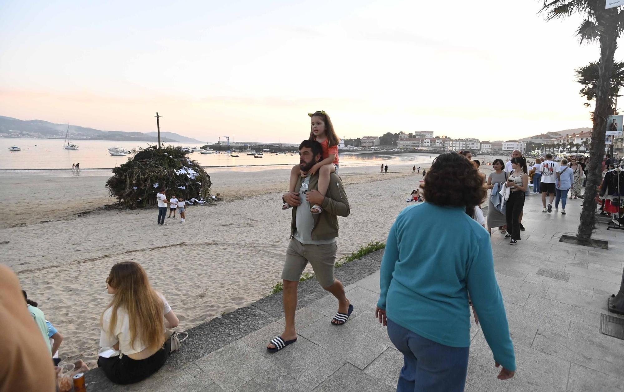 Ambientazo en las playas y plazas llenas para celebrar la noche meiga