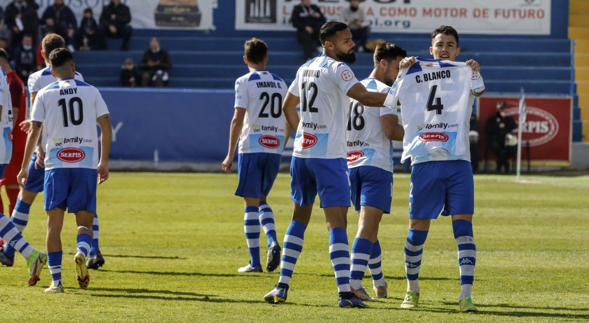 El Alcoyano derrota al Sevilla Atlético gracias a un doblete del central en los diez primeros minutos