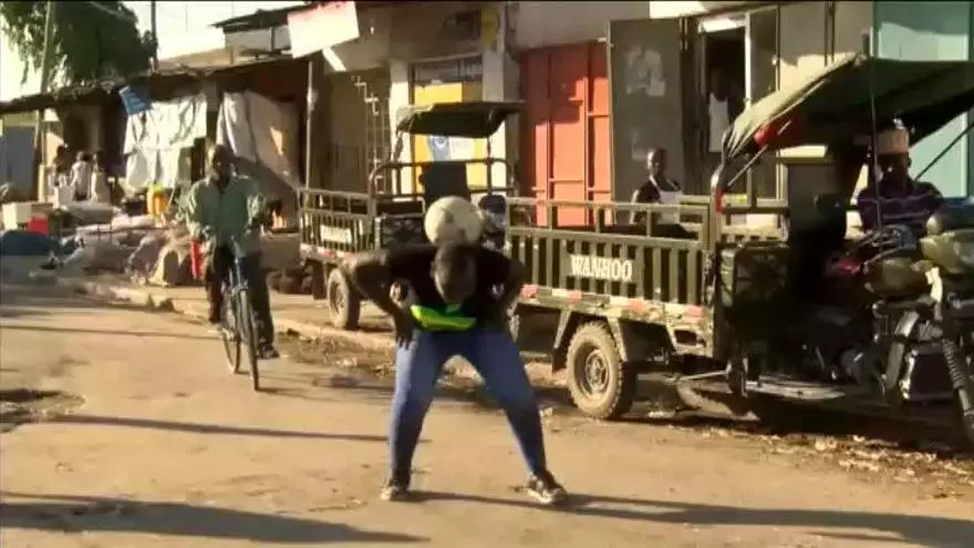 La joven tanzana que ha maravillado a Trump por su virtuoso manejo del balón