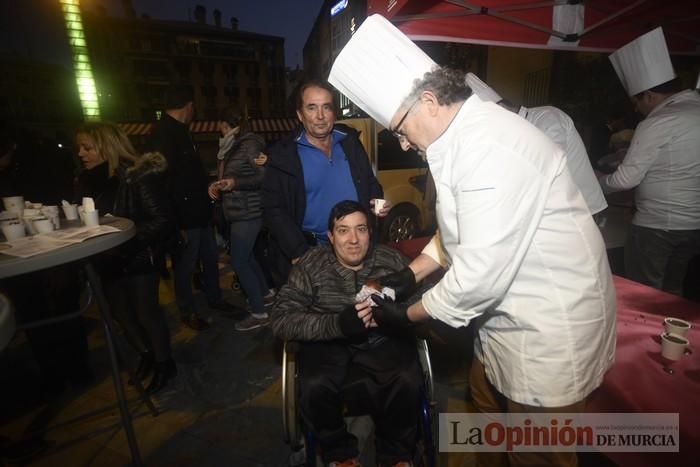 Degustación de monas y chocolate en la Plaza del Romea