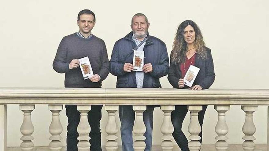 Llorenç Carrió, Bernat Pujol y Ana García presentaron ayer el ´Vía Crucis´.