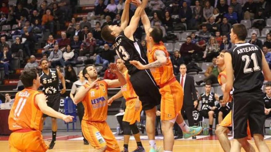 Castro y Cain intentan detener a un jugador del Lleida, en el partido del pasado viernes. / selena garcía