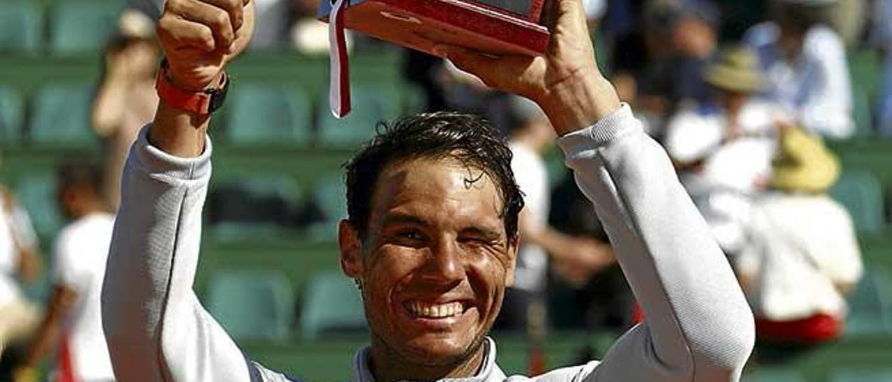 Rafel Nadal, con su undécimo trofeo en Montecarlo.