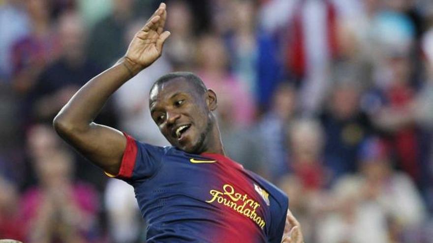 Los jugadores del Barcelona mantean a Abidal tras el partido frente al Málaga.