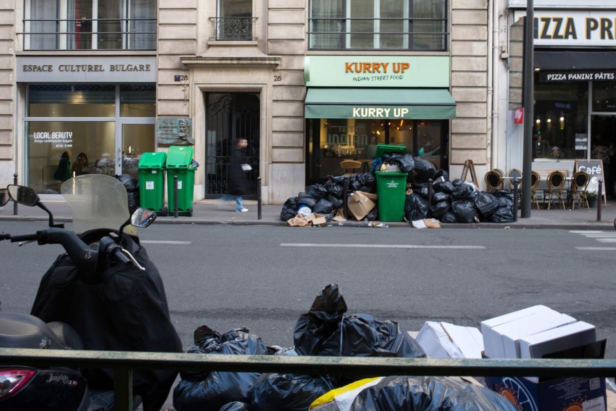 La basura se acumula en las calles de París mientras continúan las huelgas por las pensiones