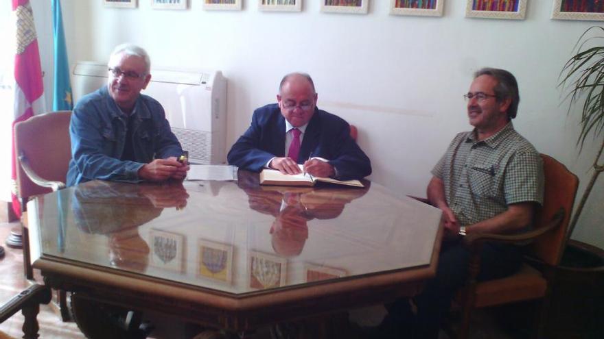 Cayo Lara, Mario Isea y Francisco Guarido en el Ayuntamiento.