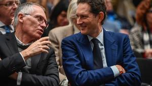 Carlos Tavares con John Elkann durante su época como CEO de Stellantis.
