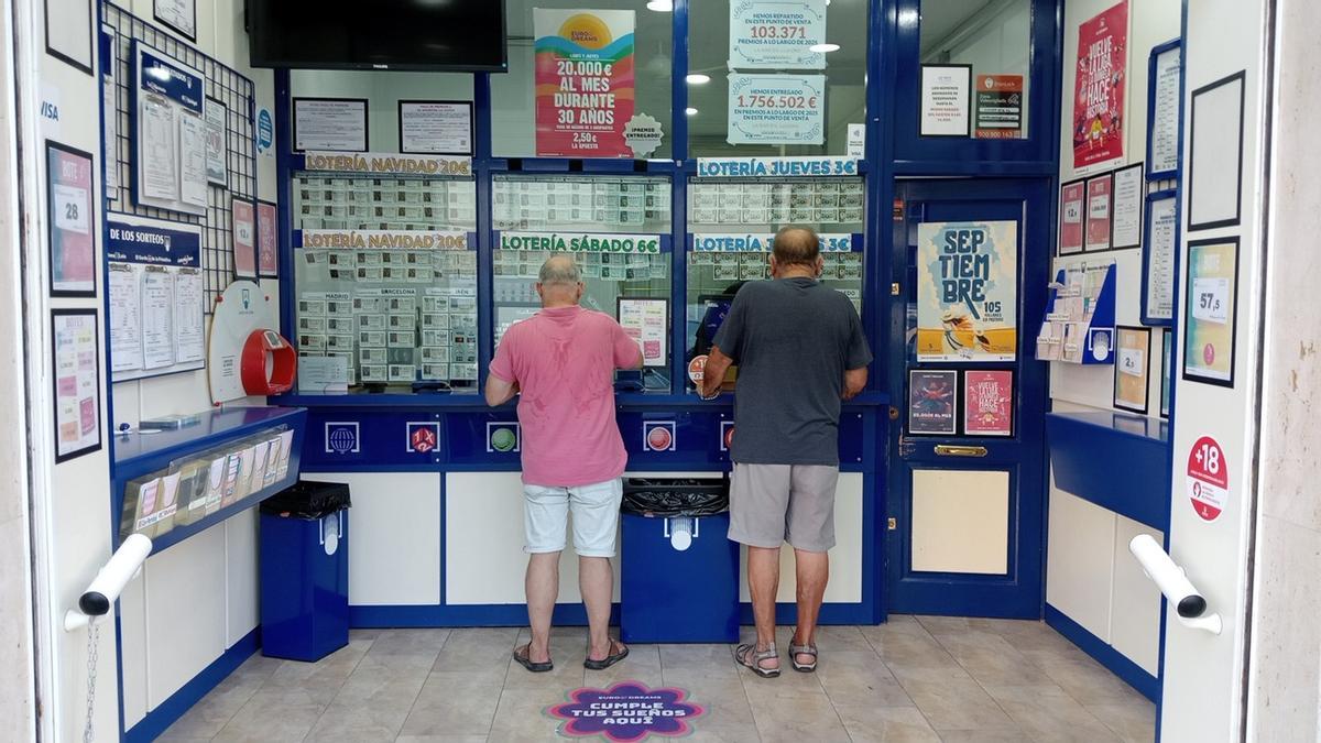 Dos clientes en la Administración nº 4 de Gandia, en la mañana de este jueves 13 de agosto