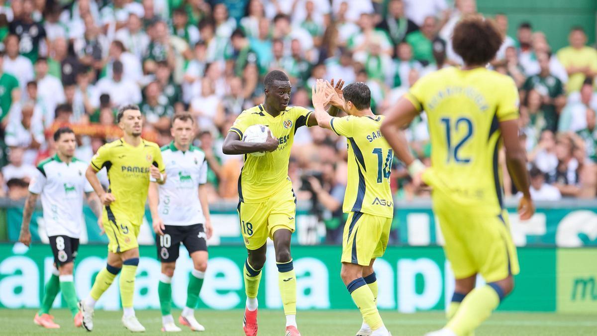 Pape Gueye, siendo felicitado por Comesaña después de anotar el 2-1