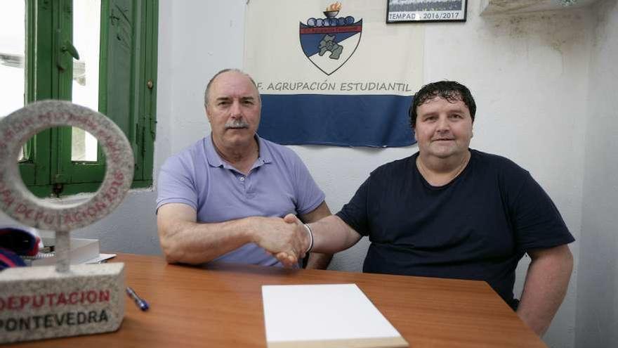 José Rivadulla (dcha.), junto al presidente Arturo Fandiño, el día de su presentación. // Bernabé/Cristina M. V.