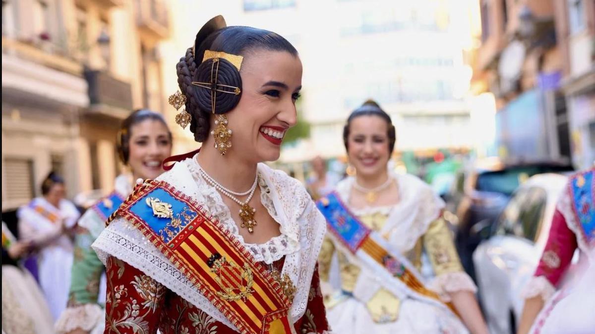 El aderezo y el traje de valenciana de Carmen Prades que se llaman «Carmen» y «Prades»