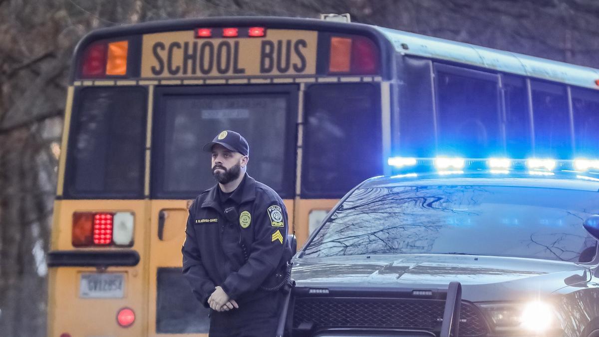 Imagen de archivo de un policía estadounidense junto a un autobús.