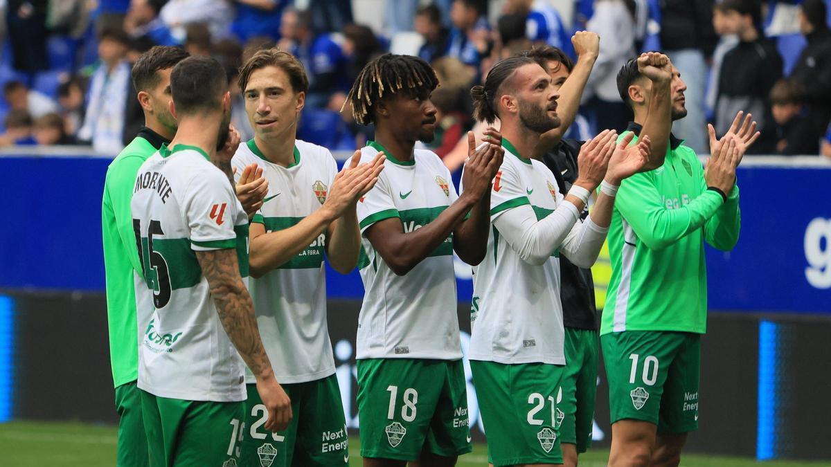 Los futbolistas del Elche celebran la victoria en Oviedo