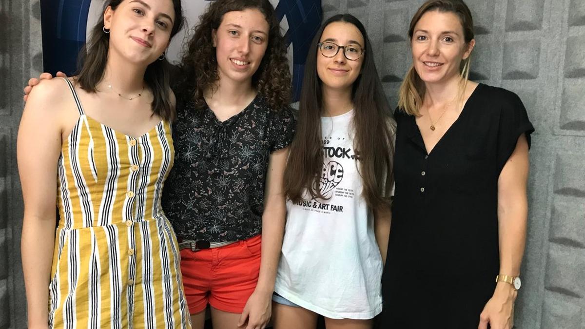 Visita a la radio local de las tres mejores notas de las PAU en Parets del Vallès.