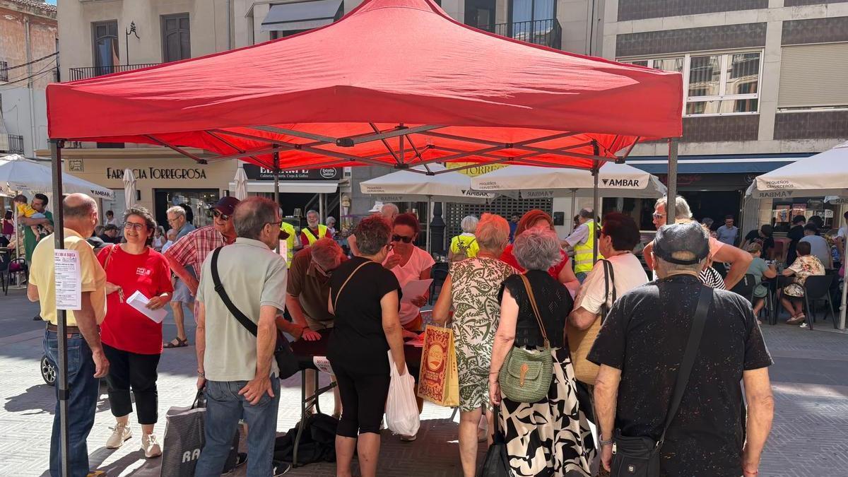 Un grupo de vecinos, este viernes, en la carpa instalada por el PSOE en la campaña contra la subida del IBI.