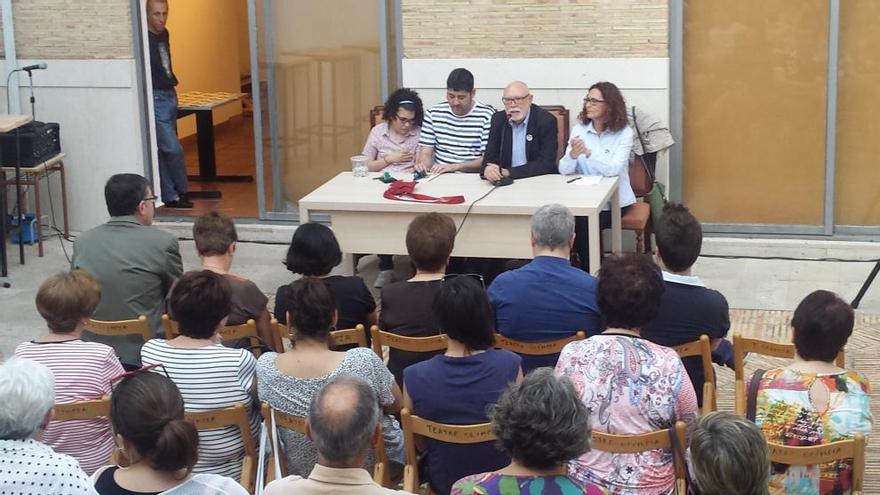 Un centenar de personas arropan a Tona Català en la presentación de su libro