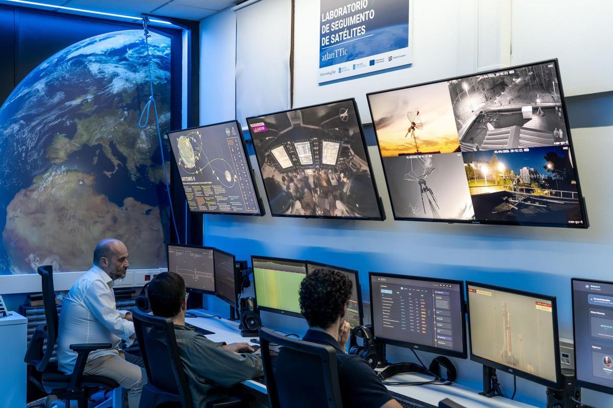 Los operadores del grupo ATRG de la UVigo, siguiendo el lanzamiento de la misión Artemis II desde la estación terrena del campus.