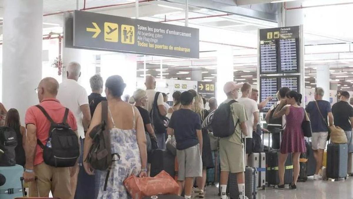 Archivbild von Passagieren am Flughafen Mallorca