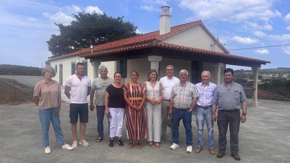 Visita tras las obras realizadas en el centro social de Saídres.