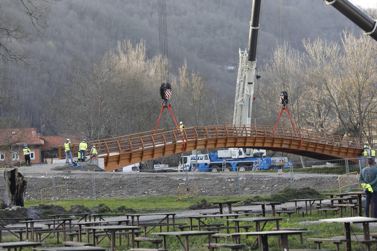 La nueva pasarela de La Chalana, siendo instalada hace unos días.