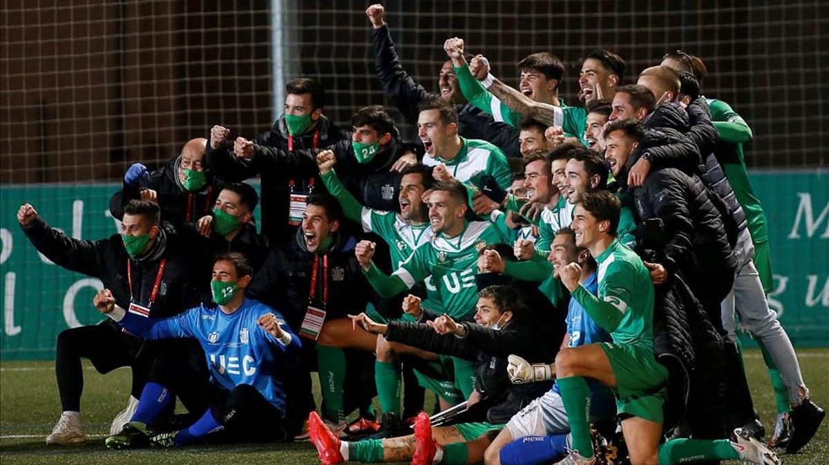 La plantilla del Cornellà celebra su victoria ante el Atlético