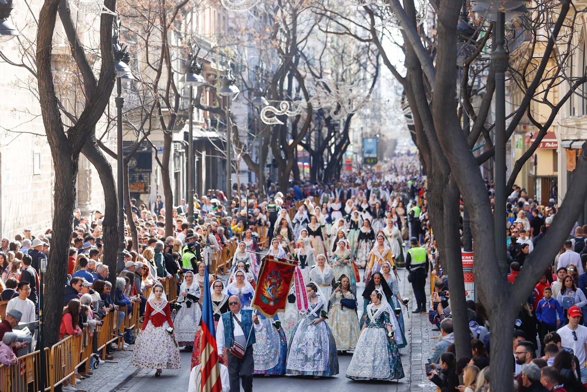 Las primeras comisiones ofrendan a la virgen