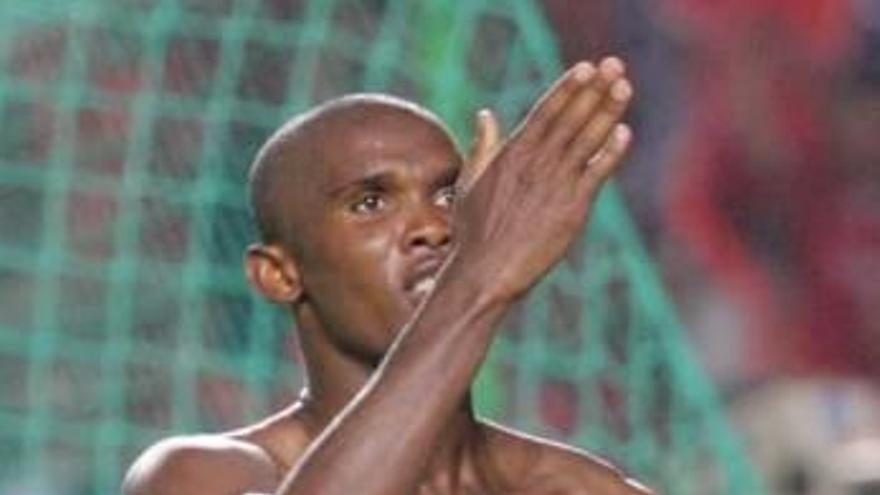 Etoo celebra uno de sus goles en la final de Copa.
