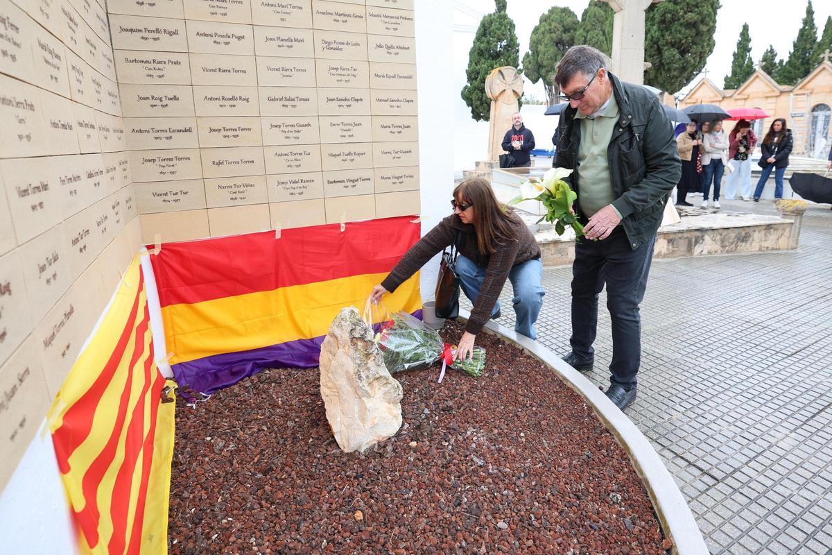 Las imágenes del acto realizado en Ibiza en memoria de las víctimas de la Guerra Civil y la dictadura