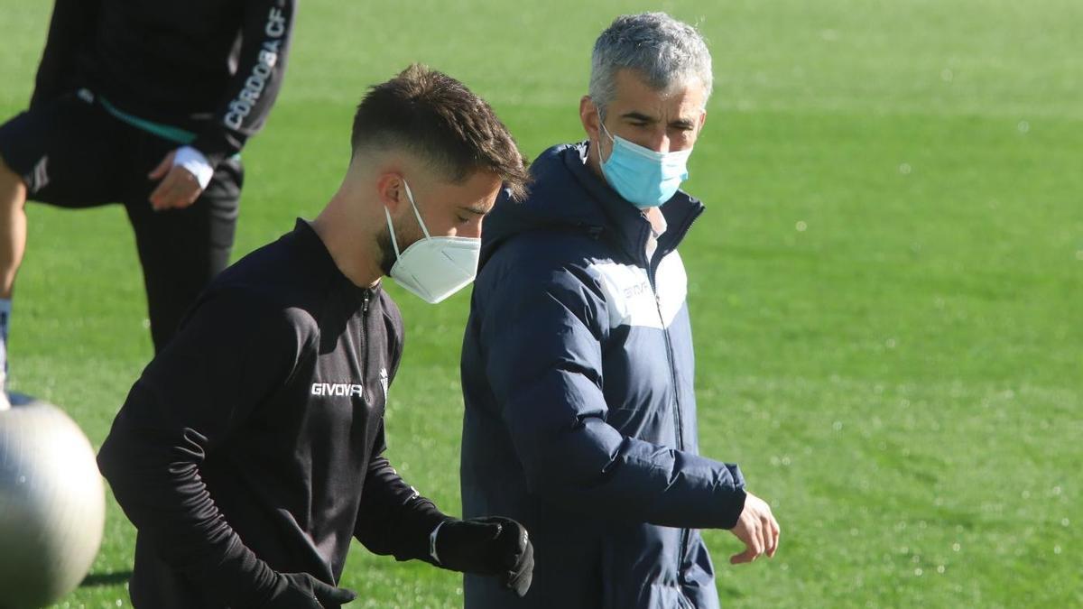 El doctor Bretones habla con Omar Perdomo durante el entrenamiento del Córdoba CF en El Arcángel, este miércoles.