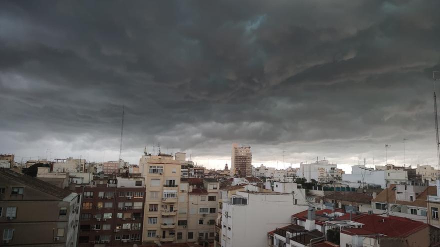 Nubes negras sobre València en imagen de archivo.